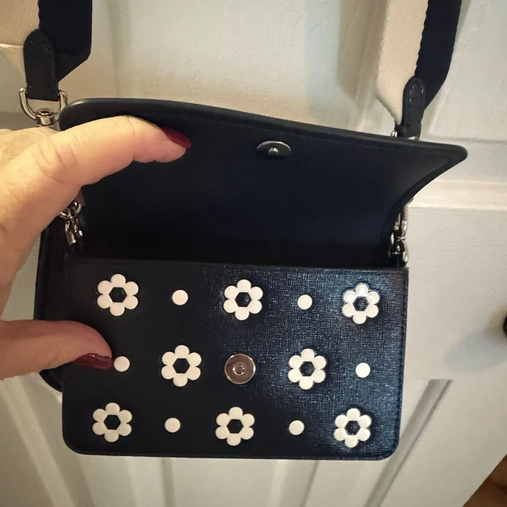 Kate Spade Navy Blue w/ Daisy Crossbody NWOT - Picture 6 of 8